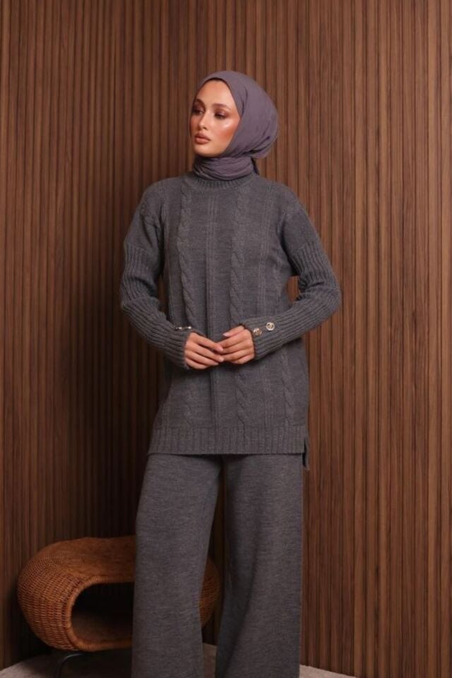 Kadın Oversize Saç Örgü Desen Düğme Detaylı Tesettür Triko Takım 1137 Füme - Standart