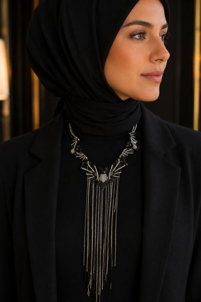 Balenbi Kadın Siyah Kristal Taşlı Yarasa Figürlü Şelale Zincir Kolye Gotik Tasarım Siyah Renk Siyah
