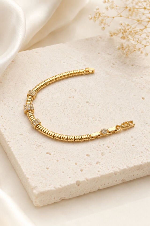 Balenbi Jewelry Kadın Üçlü Taşlı Kare Detaylı Esnek Zincir Kararmaz Çelik Bileklik 14K Gold 1143 Altın