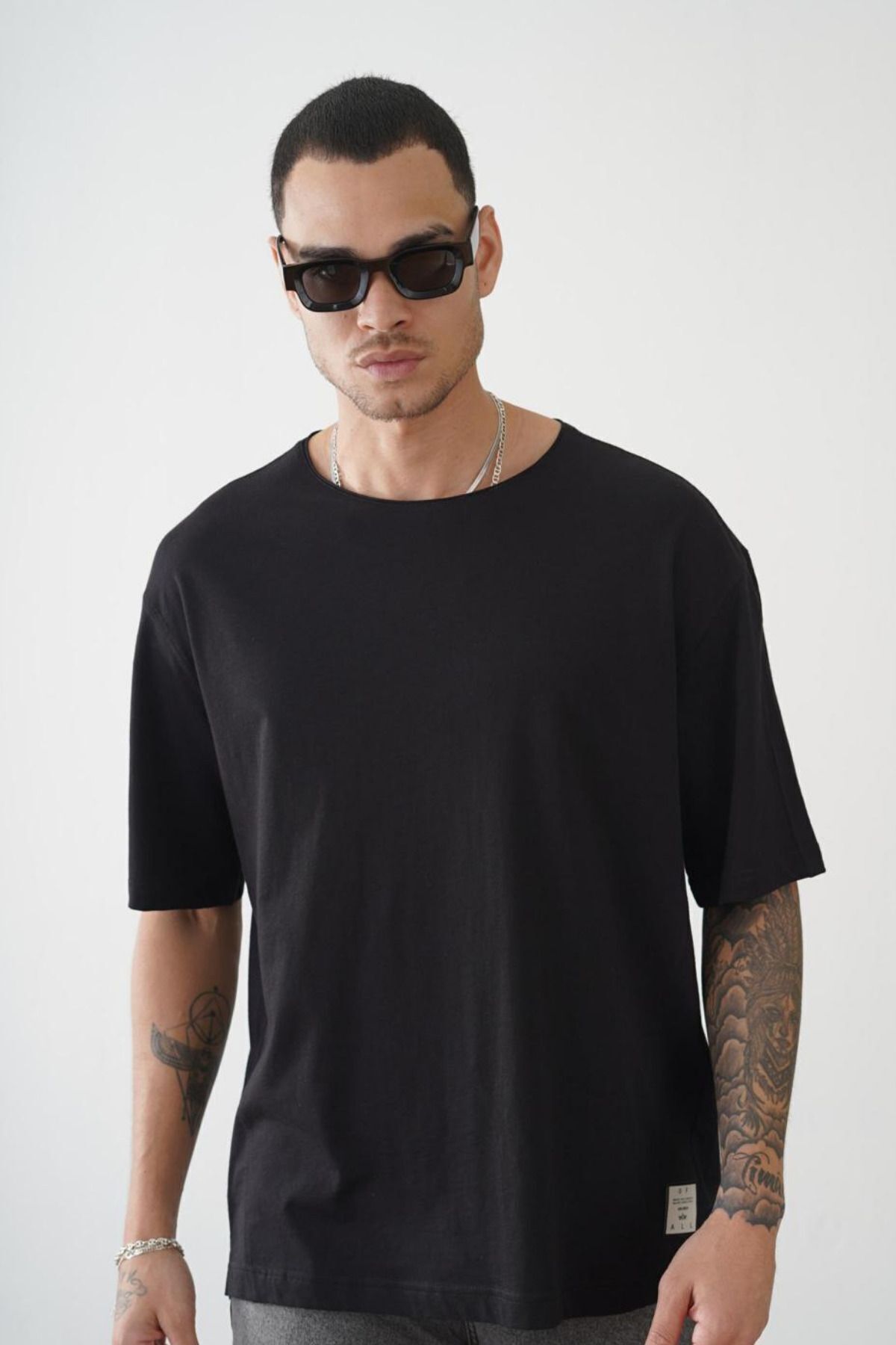 Balenbi Unisex Pis Yaka Basic Eteği Armalı Oversize Kalıp Tişört 1013 M - Siyah